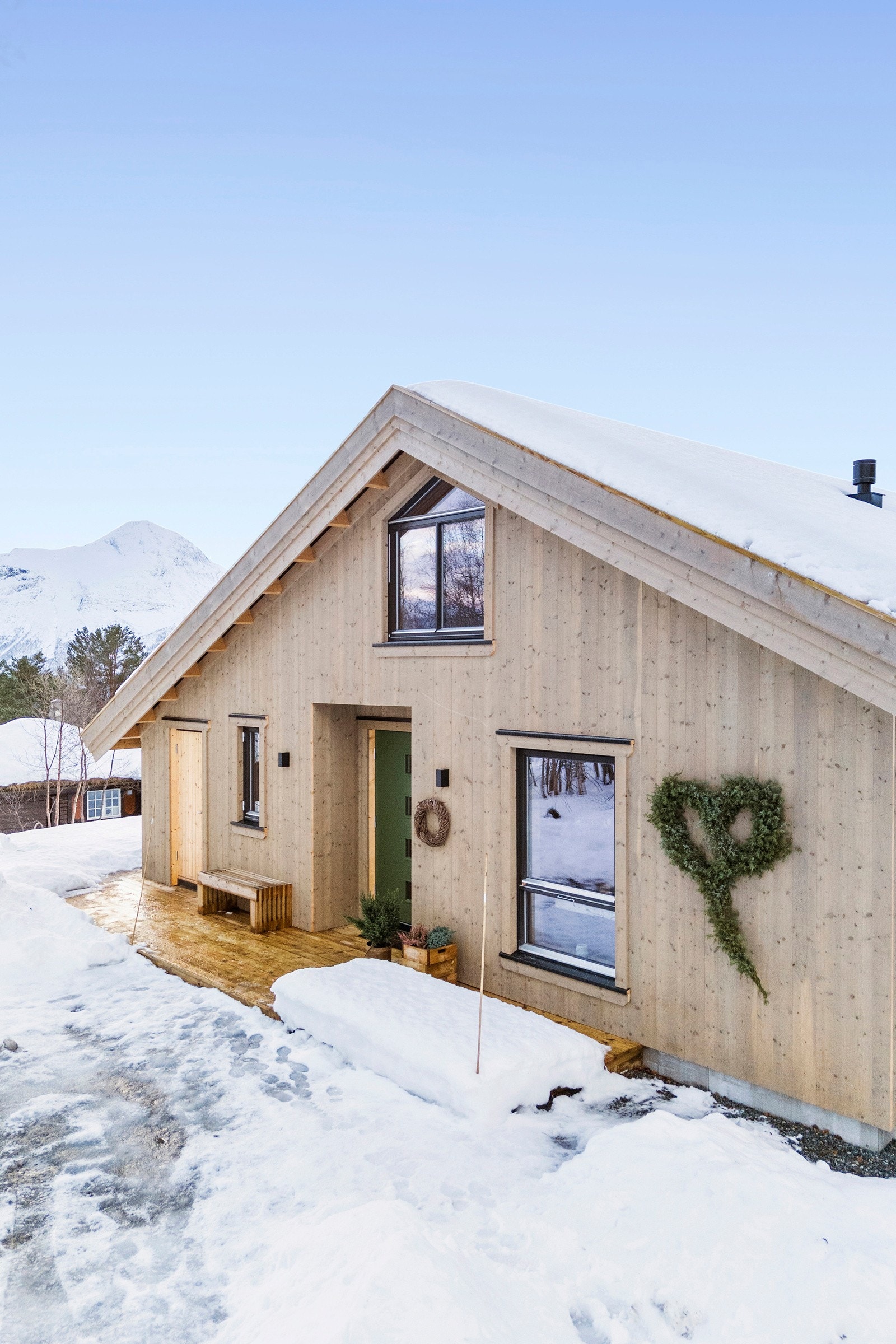Fint inngangsparti med trapp og terrasse. Her er det fint å nyte morgenkaffien på sommerstid. Galleribilde