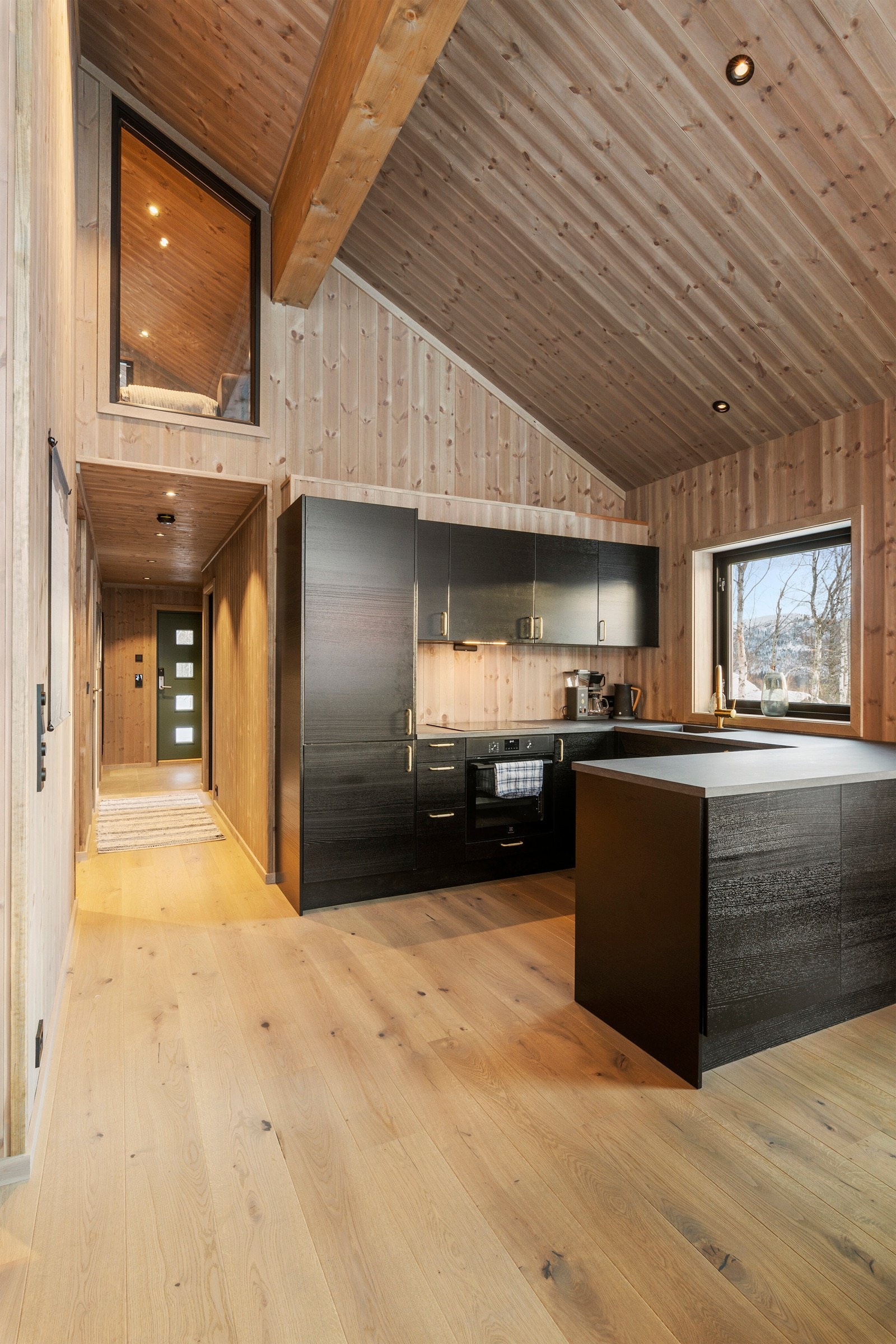 Det er vindu fra hemsen og ned til stuen og kjøkken. Galleribilde