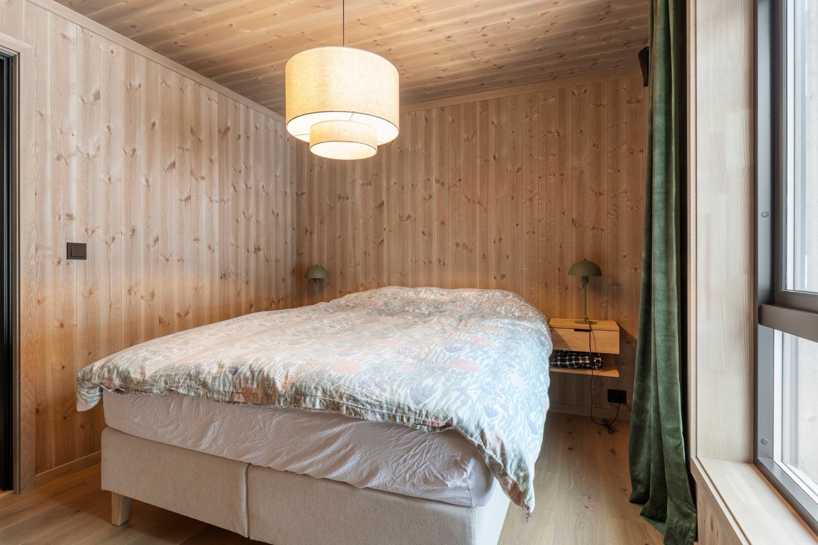 Det er tre soverom i første etasje. Dette er hovedsoverommet som også har eget bad. Galleribilde