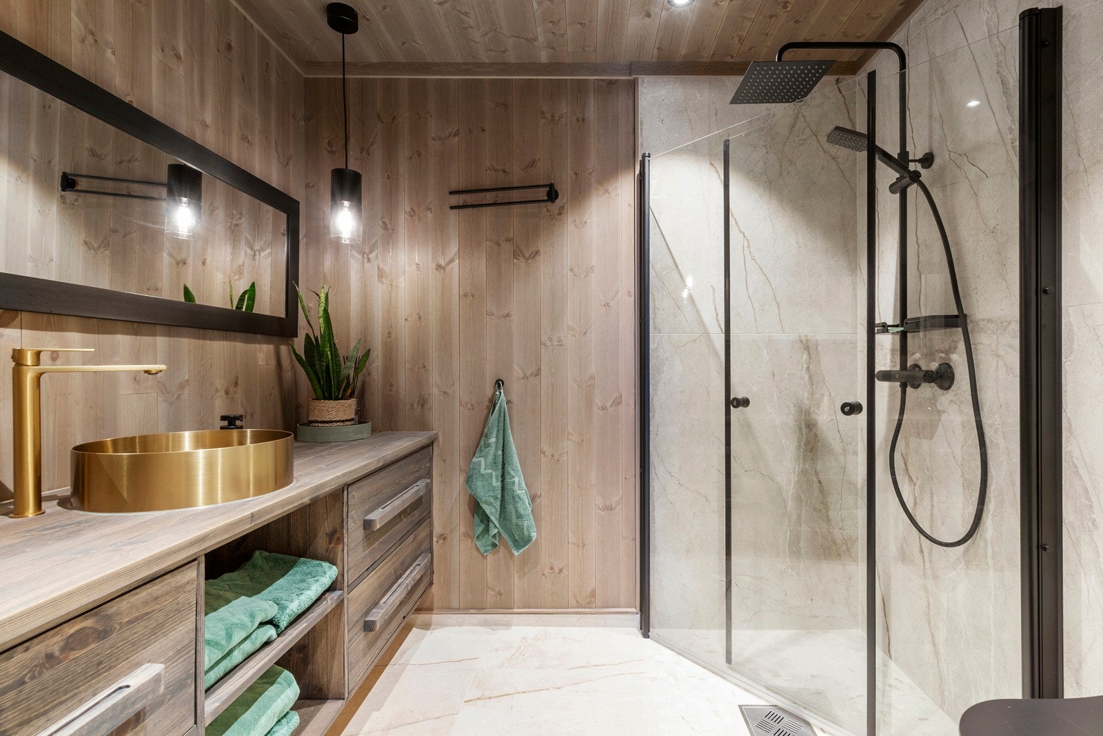 Badet har fliser på gulv og på vegg bak dusj og og tolaett. Galleribilde