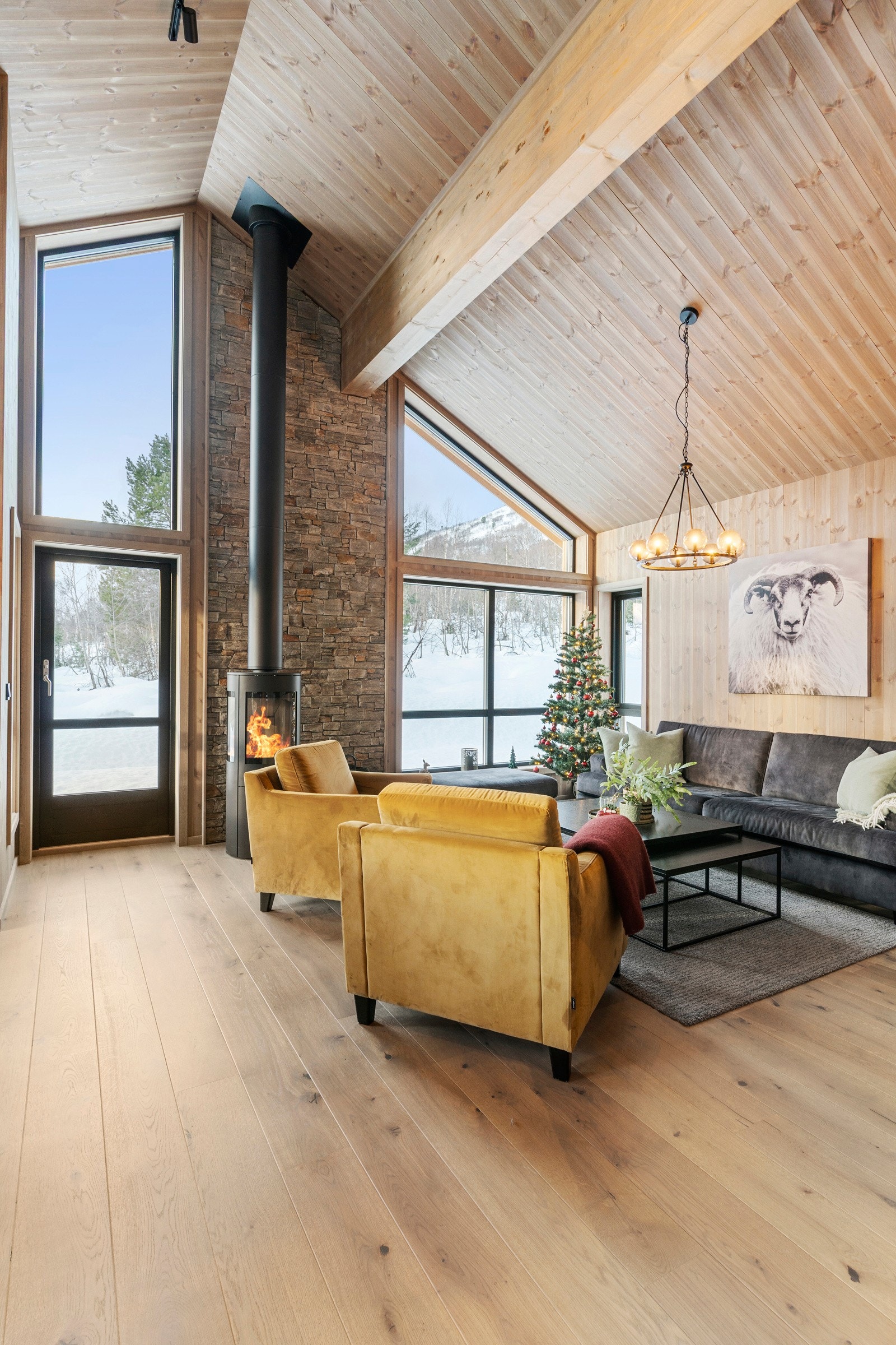 Det er pent og moderne med samme panelbruk i tak og på vegger - det gir et rolig og fint preg. Galleribilde