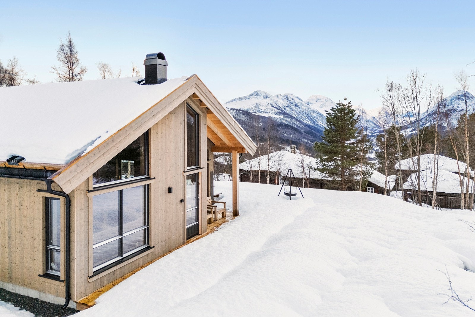 Hytta ligger høyt i forhold til hytta foran - noe som sikrer fin utsikt. Galleribilde