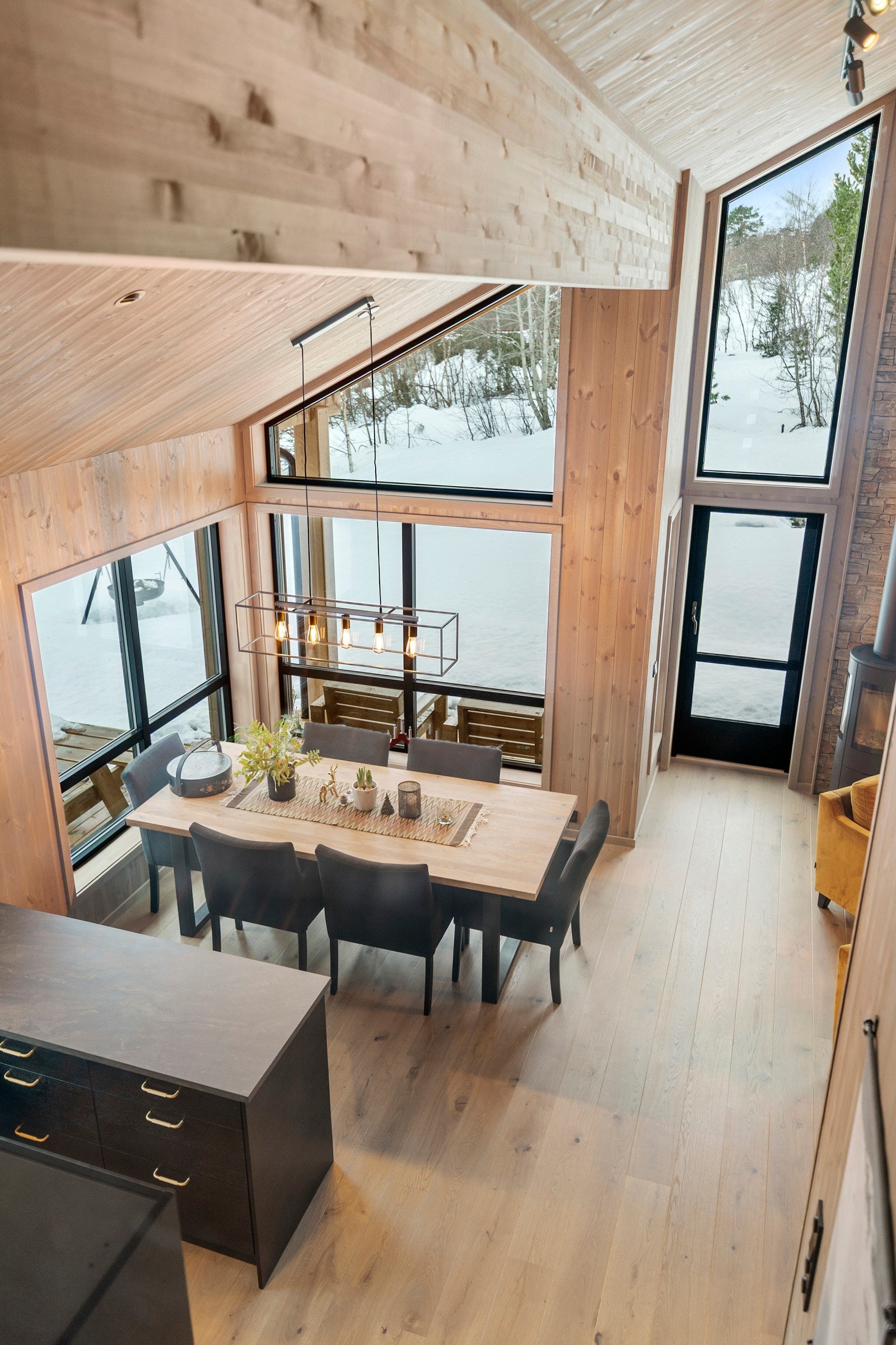 Fra hemsen har man et godt overblikk over stue og kjøkken. Galleribilde