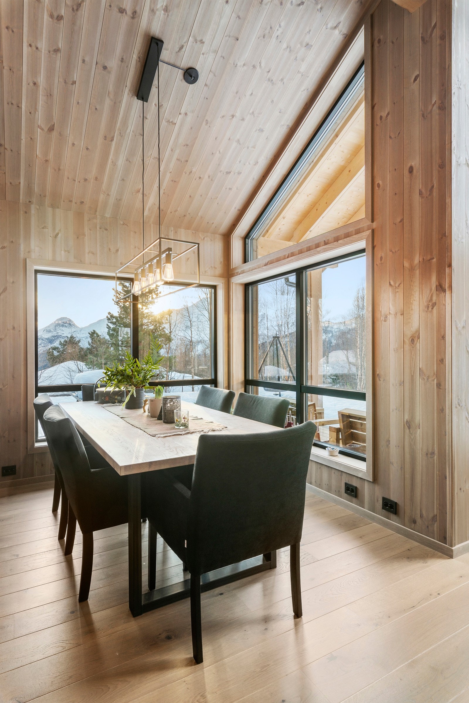 Det er god plass til en romslig spisestue - her kan man nyte hyggelige måltider med familie og venner. Galleribilde