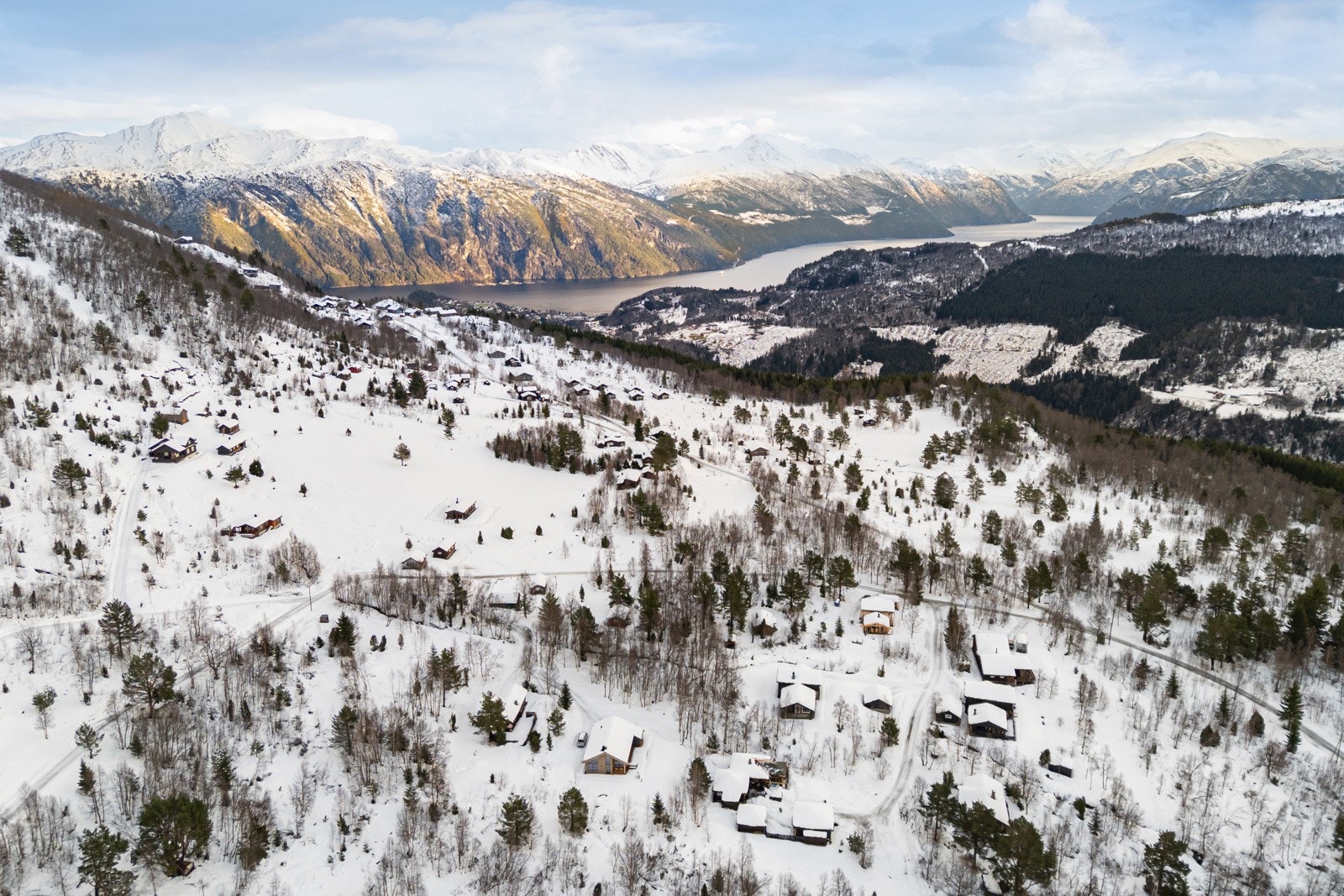 Hytta ligger fint plassert i et rolig og naturskjønt område på Ringstadsætra. Det er kort vei til langrennsløyper som ligger like ved eiendommen. Galleribilde