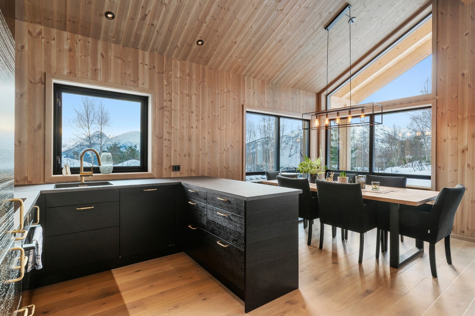 Sosial og fin løsning med kjøkkenbenk mot stuen. Galleribilde