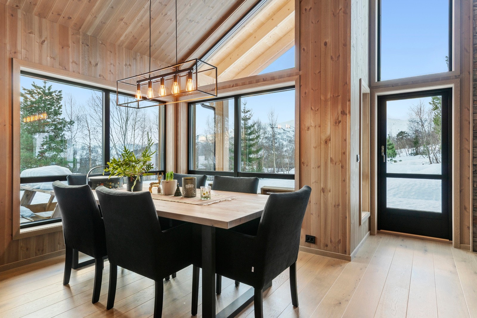 Bruken av vinduer på hytta er svært delikat. Galleribilde