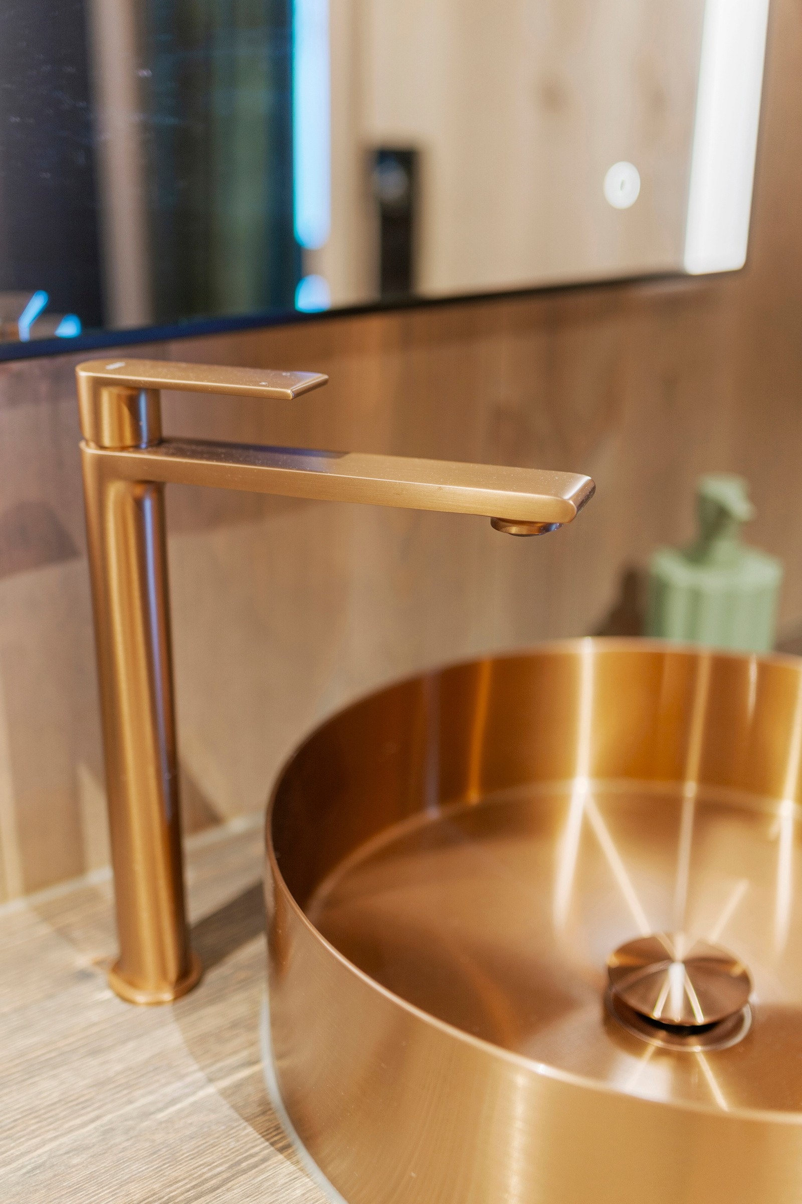 Pen vask og servant i kobbertoner - dette kler baderommet godt. Galleribilde