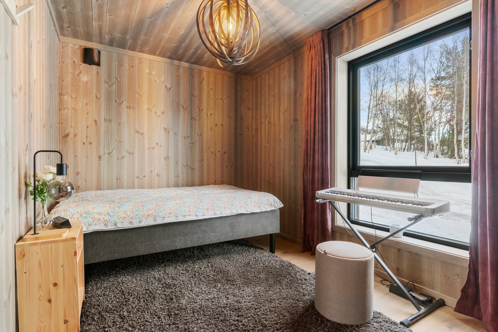 Soverom nummer tre er også romslig. Her har man flere møbleringsmuligheter. Galleribilde