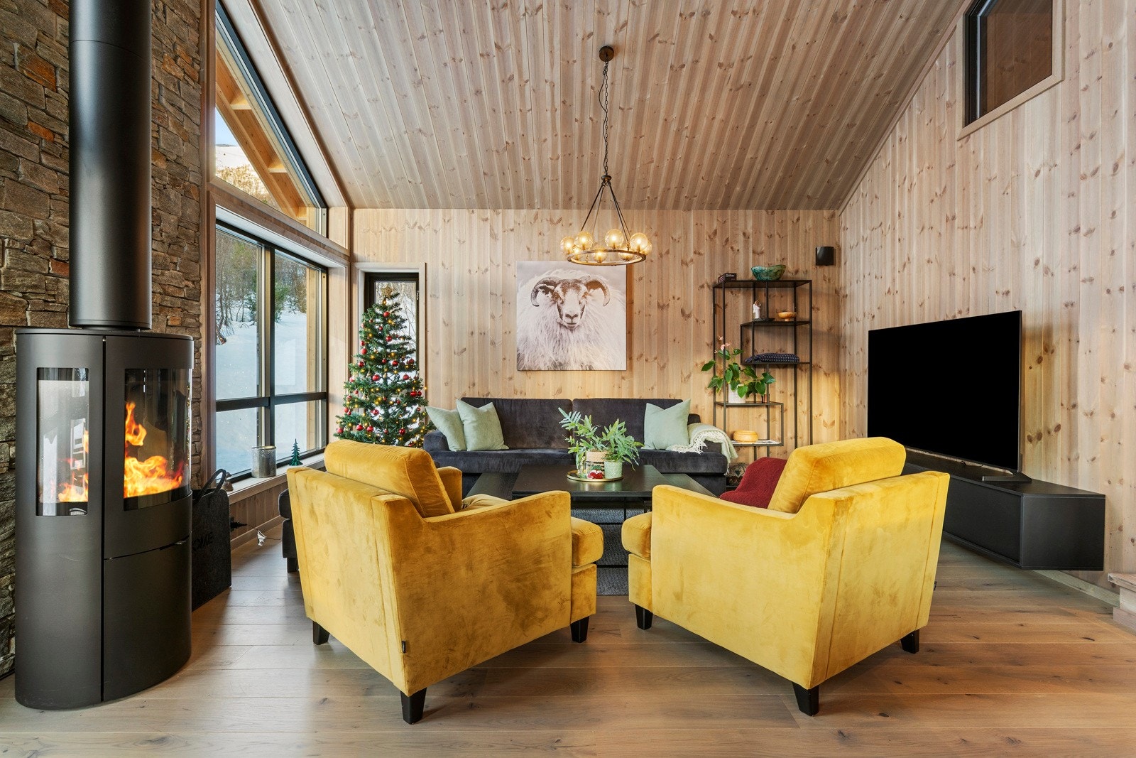 Stue og kjøkken har mønt himling som gir svært god takhøyde. Det er store vindusflater fra gulv til tak. Galleribilde