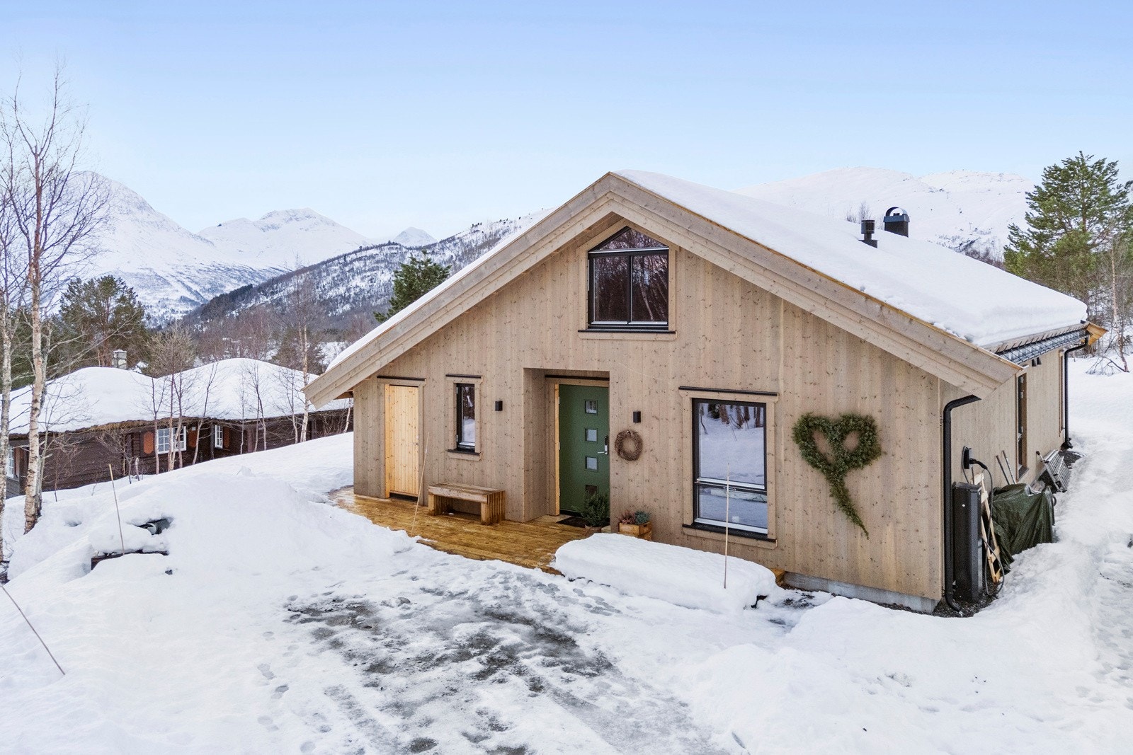 Det er god plass til parkering på tomten. Galleribilde