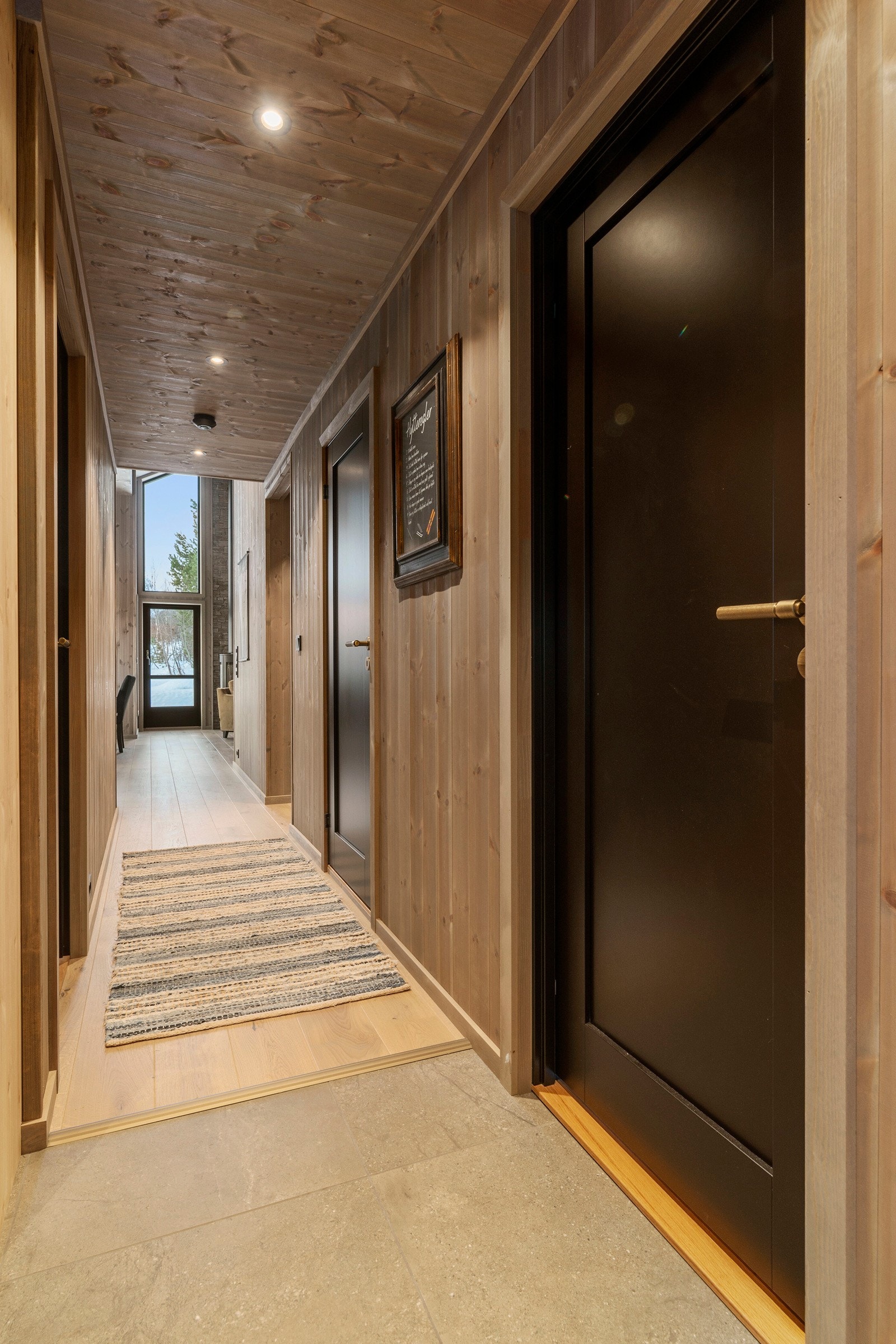 Gangen fører videre til de tre soverommene i etasjen, samt bad og vaskerom. Galleribilde