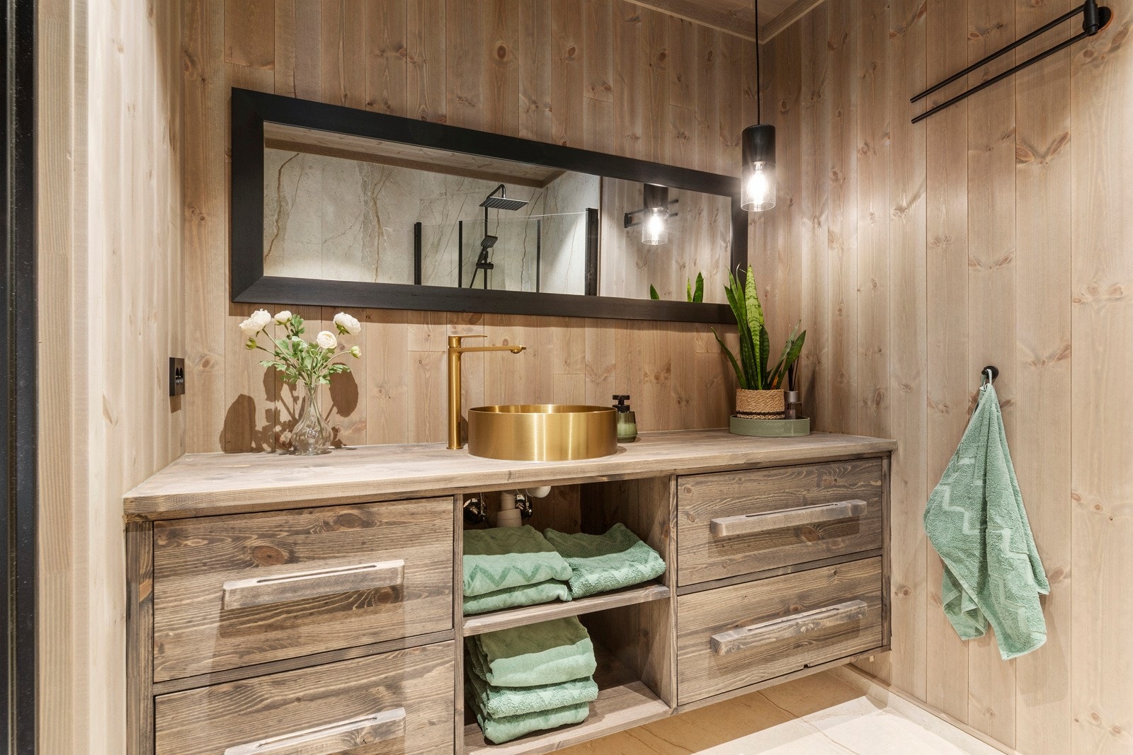 Hovedbadet er pent innredet med dusj med dusjdører, vegghengt toalett og innredning med servant. Galleribilde