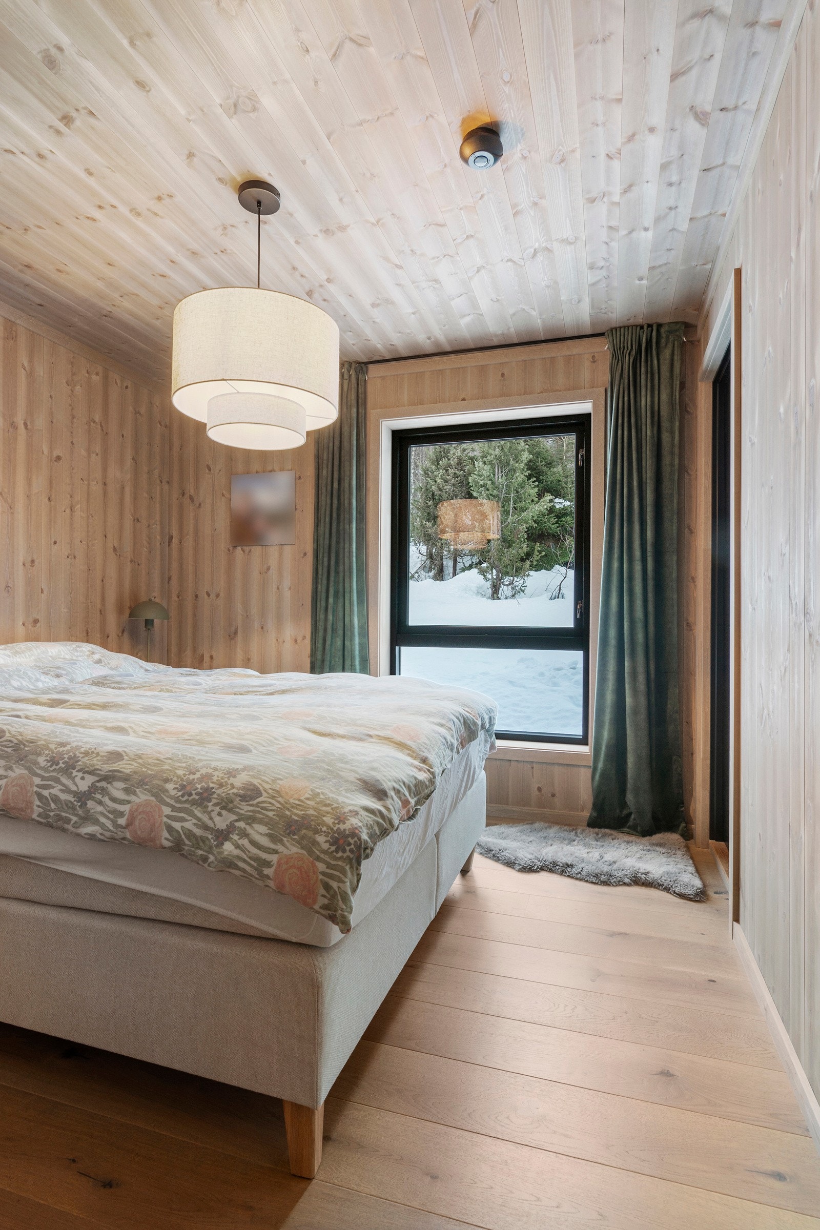 Hovedsoverommet har fin størrelse og god plass til dobbeltseng og nattbord. Galleribilde