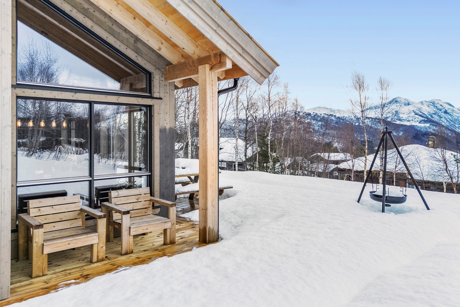 Det er bygget en fin terrasse mot sørvest - her han man gode solforhold året rundt. Galleribilde