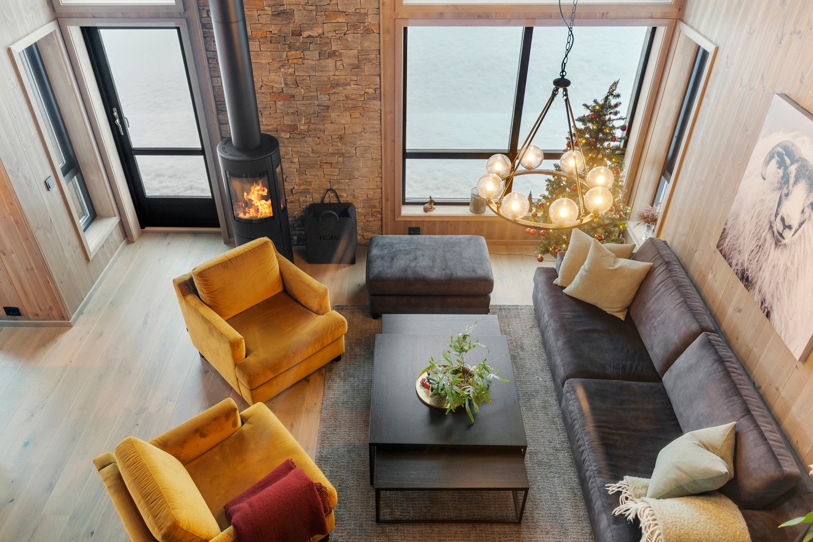 Peisen er plassert i front noe som gjør at flammene kan nytes fra hele rommet. Galleribilde