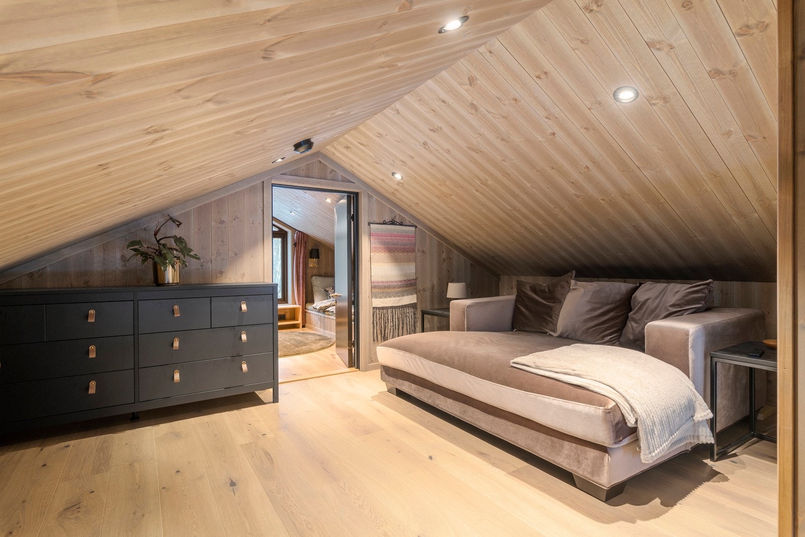 På loftet er det innredet to rom som benyttes som soverom, samt en stue. Hemsen har for lav høyde til å være godkjent for varig opphold. Galleribilde