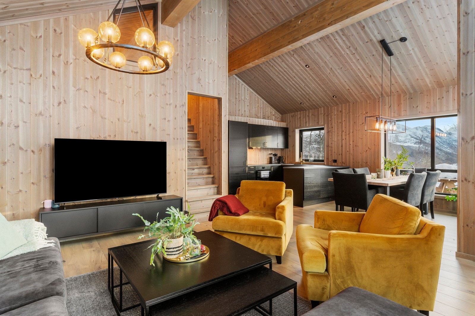 Fin utforming på rommet som gir god plass til både romslig sofagruppe og spisestue. Galleribilde