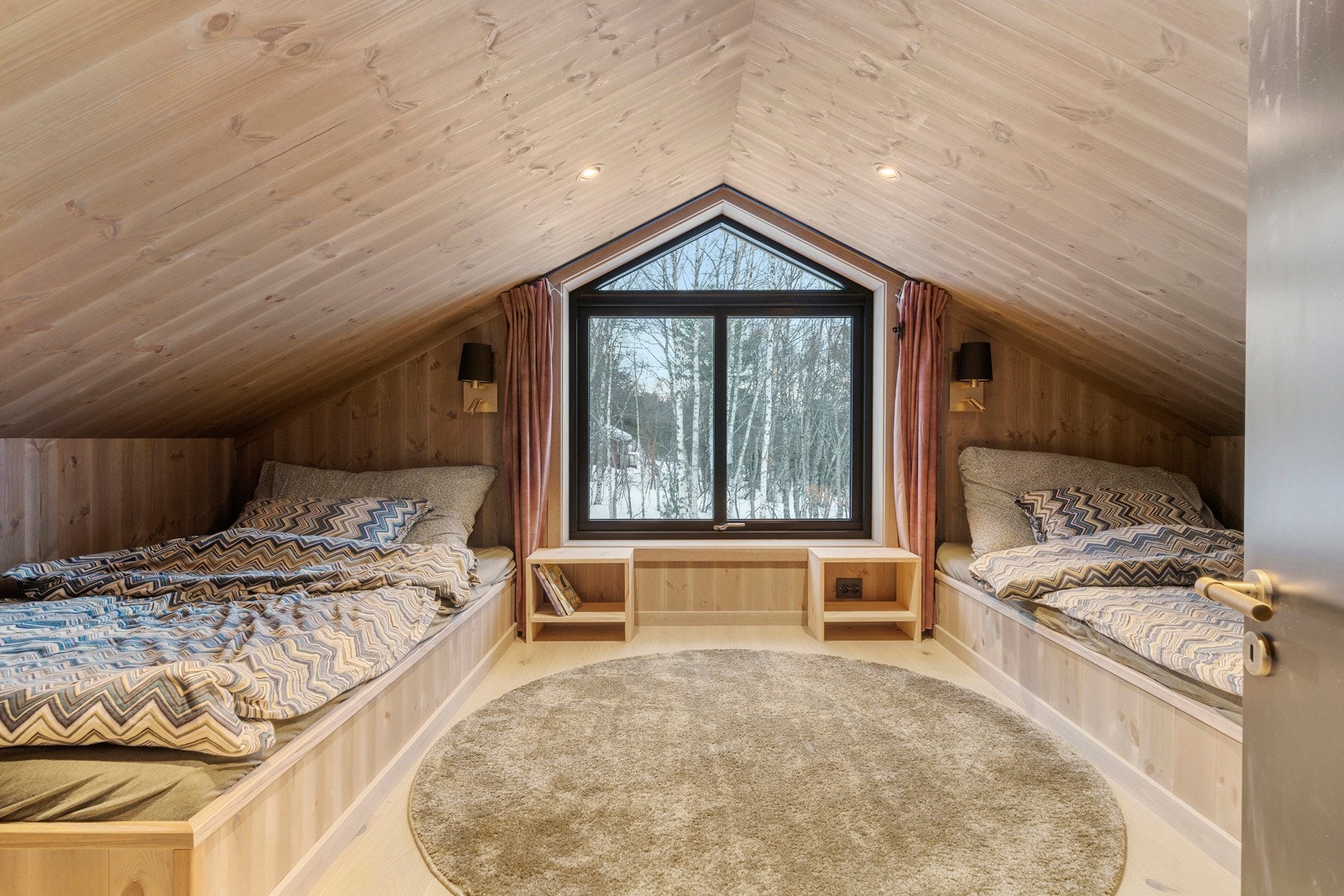 Plassbygde senger. Galleribilde