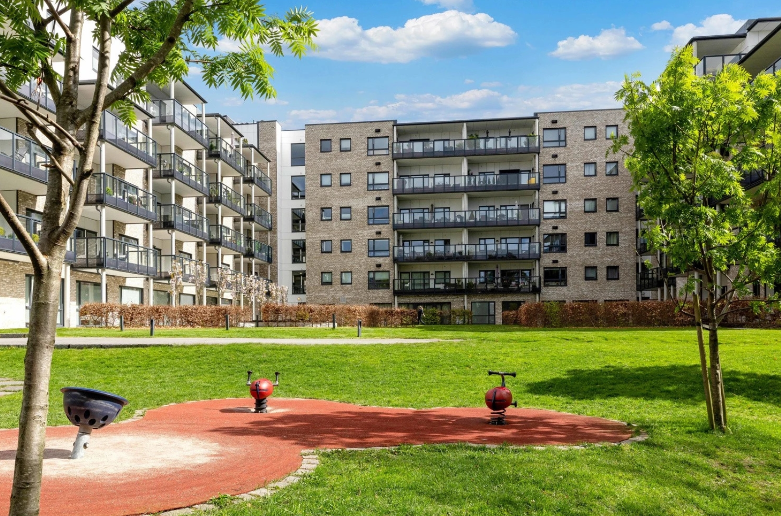 Hagen yrer av liv på sommerhalvåret, og er et sosial samlingssted for beboerne. Galleribilde