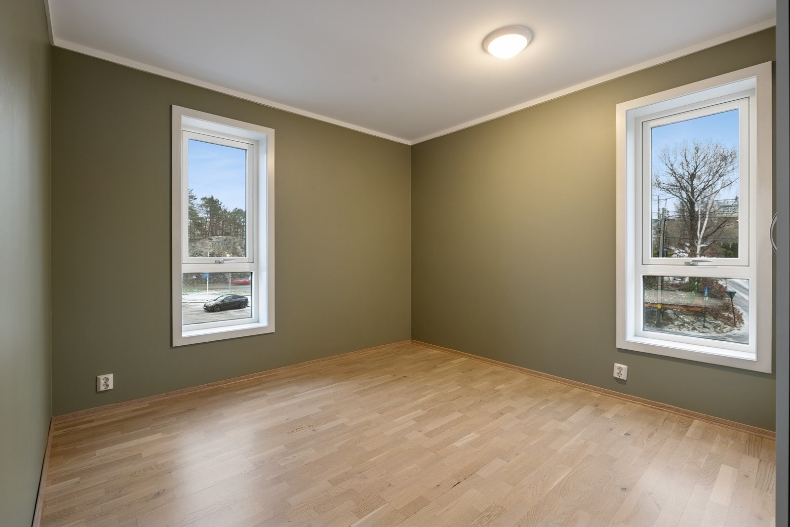 Soverom 1 med god plass til både dobbeltseng og garderobeløsning Galleribilde