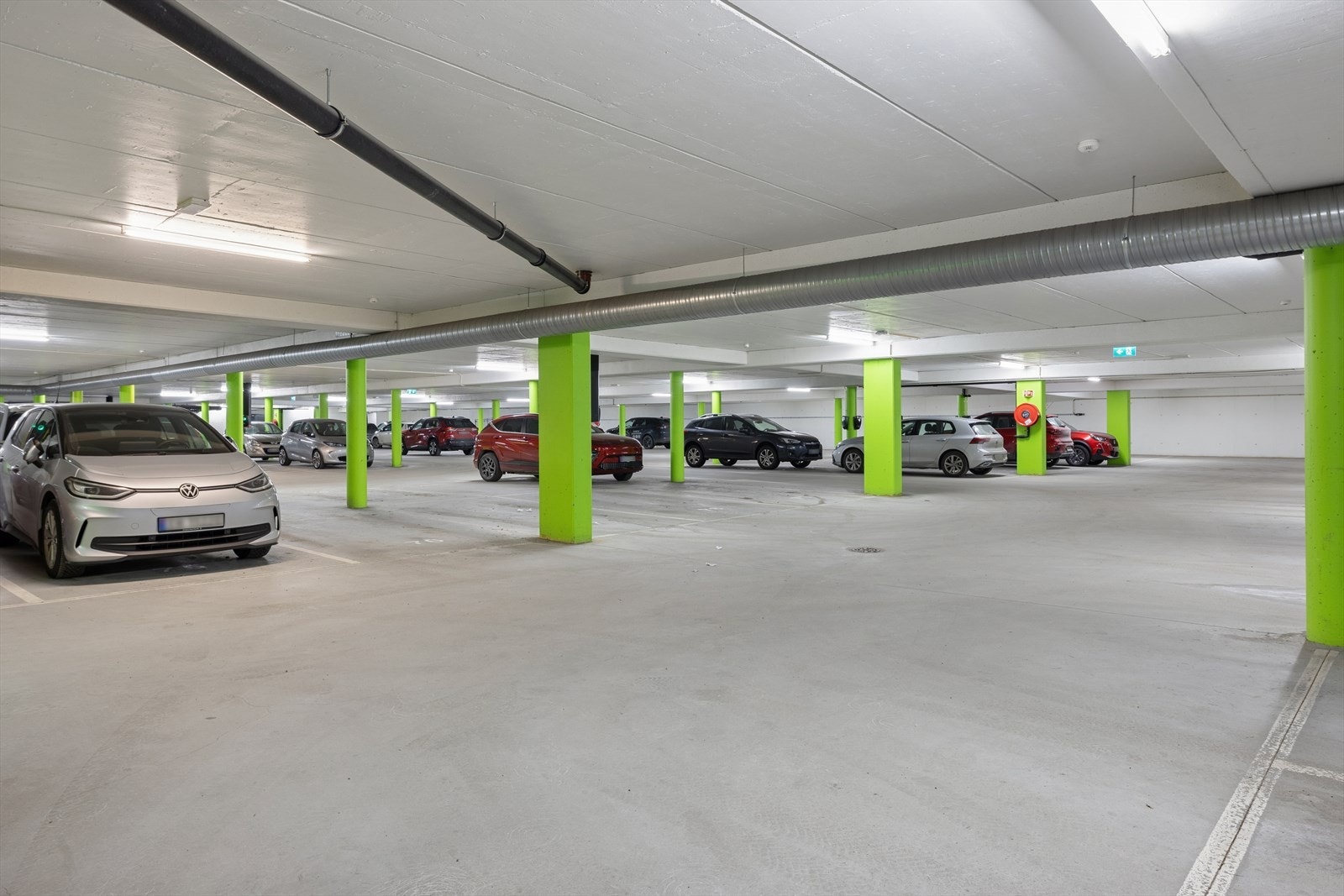 Parkeringsplass i garasje med heis opp til leiligheten Galleribilde