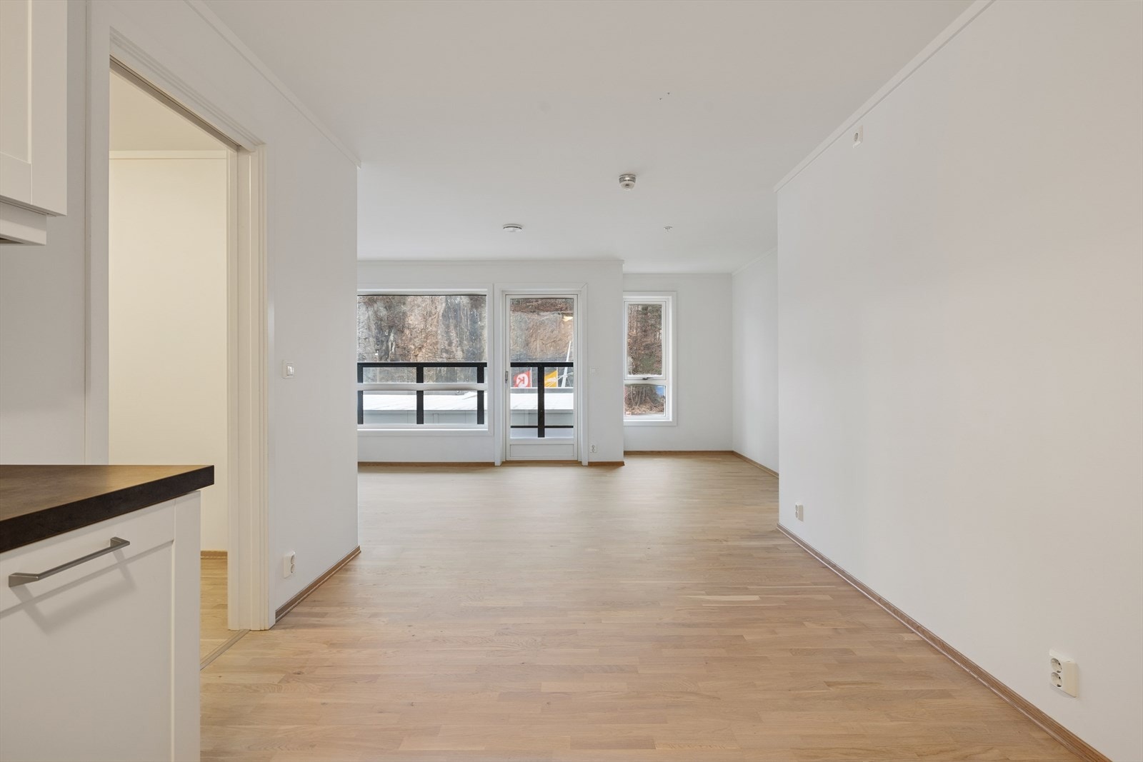 Her har store vindusflater som slipper inn rikelig med naturlig lys inn i oppholdsrommet Galleribilde