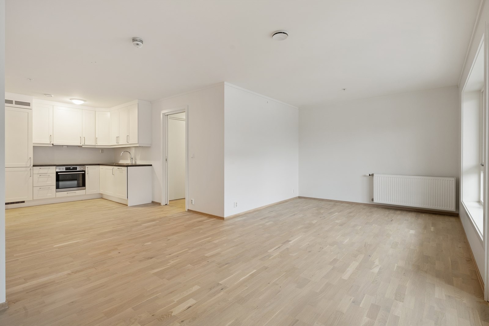 Stuen er av god størrelse, med muligheter for sittegruppe og spisegruppe. Galleribilde