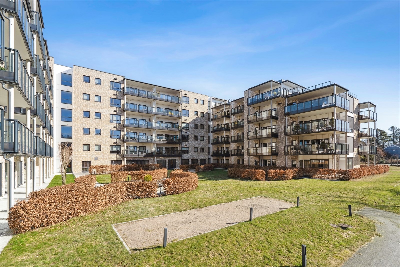 Leiligheten ligger i det populære og pent opparbeidede Voie Atrium med flotte uteområder og korte avstander til alt man trenger! Galleribilde