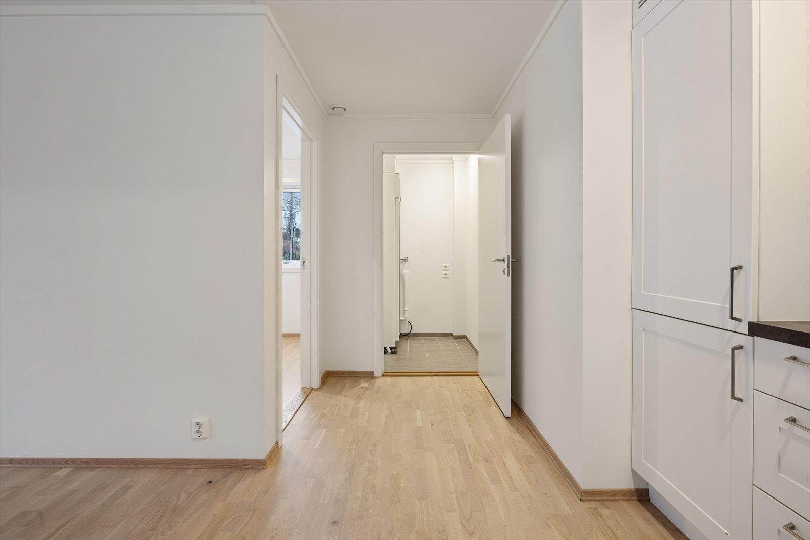 Teknisk rom med balansert ventilasjon og opplegg til vaskemaskin/tørketrommel Galleribilde