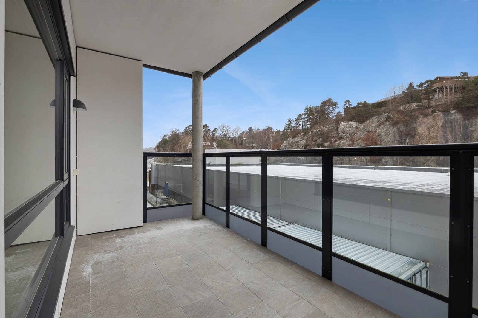 Balkongen har god plass til møblement Galleribilde