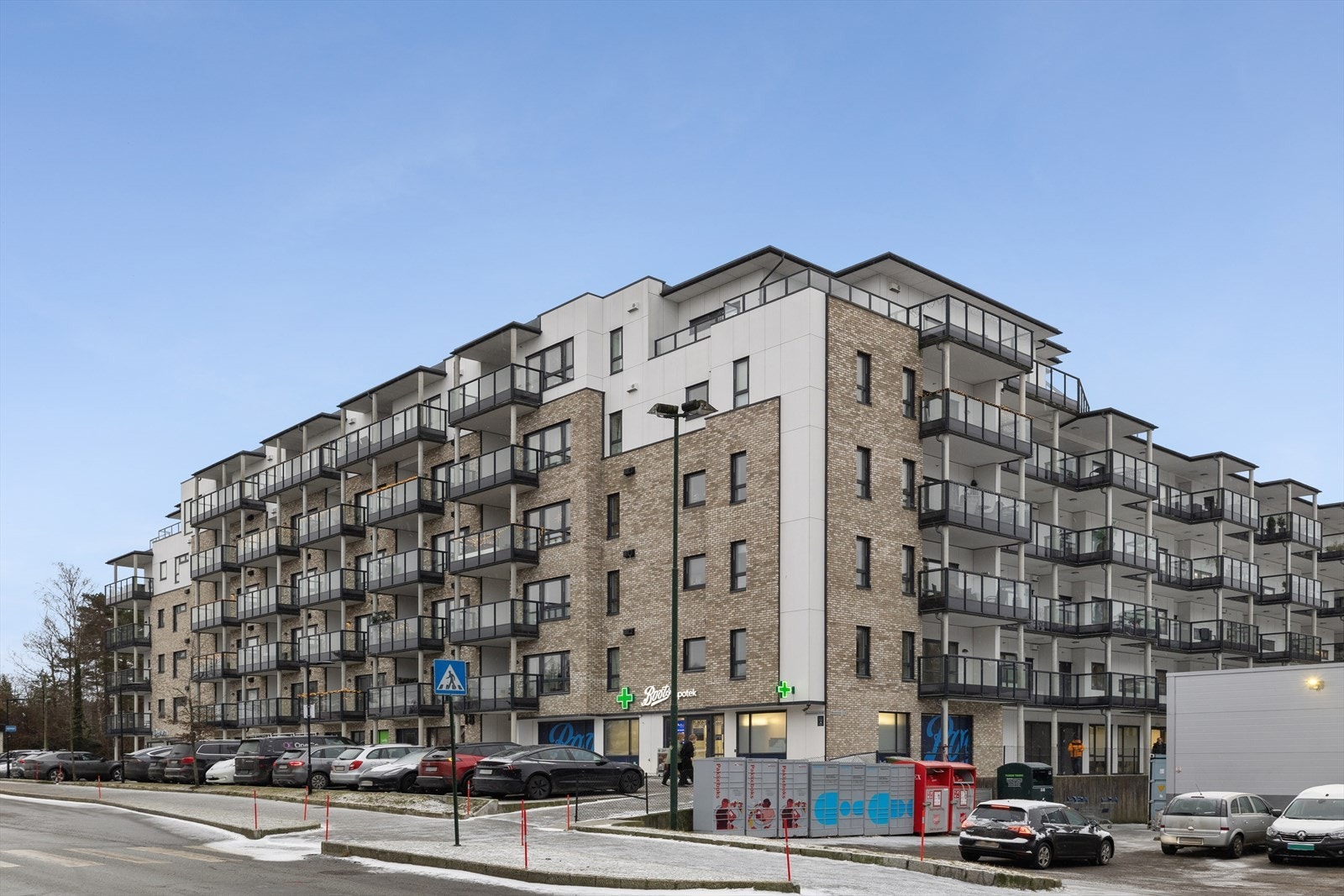 Leiligheten ligger meget sentralt til i Vågsbygd / Voie med apotek i 1. etasje, resturanter og dagligvarebutikk like ved! Bussholdeplass rett over veien. b Galleribilde