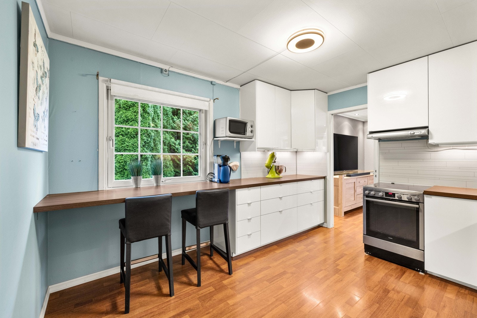 Ved vinduet er det praktisk sitteområde med plass til barstoler. Galleribilde