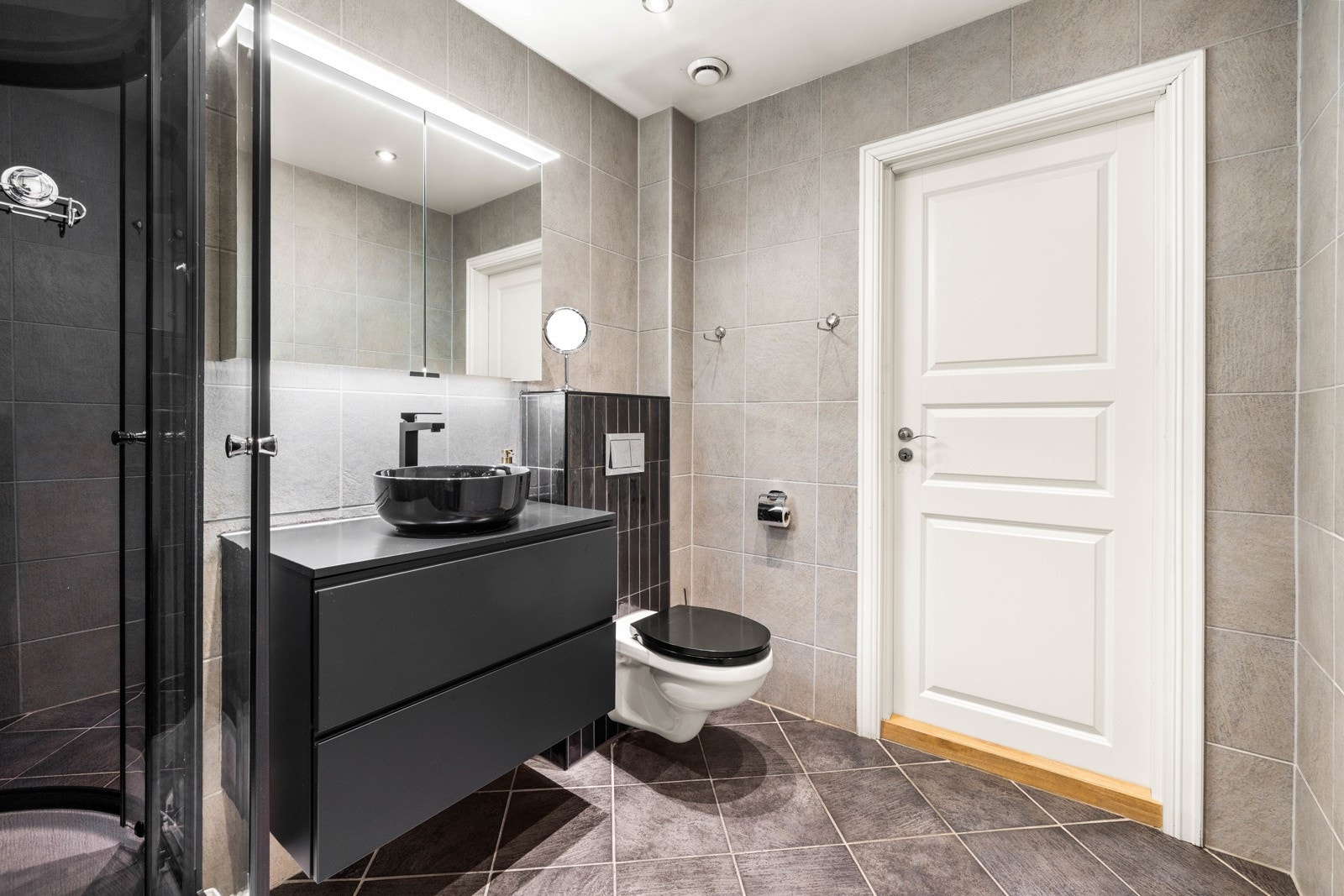 Badet har gulvvarme og downlightsbelysning. Galleribilde