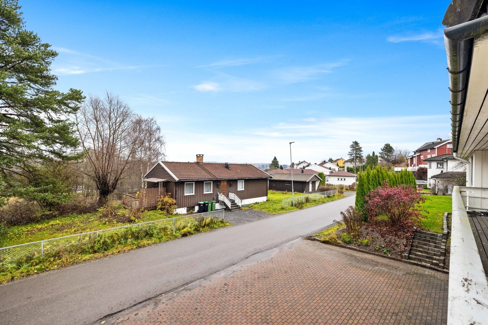 Utsyn mot nabolaget. Galleribilde