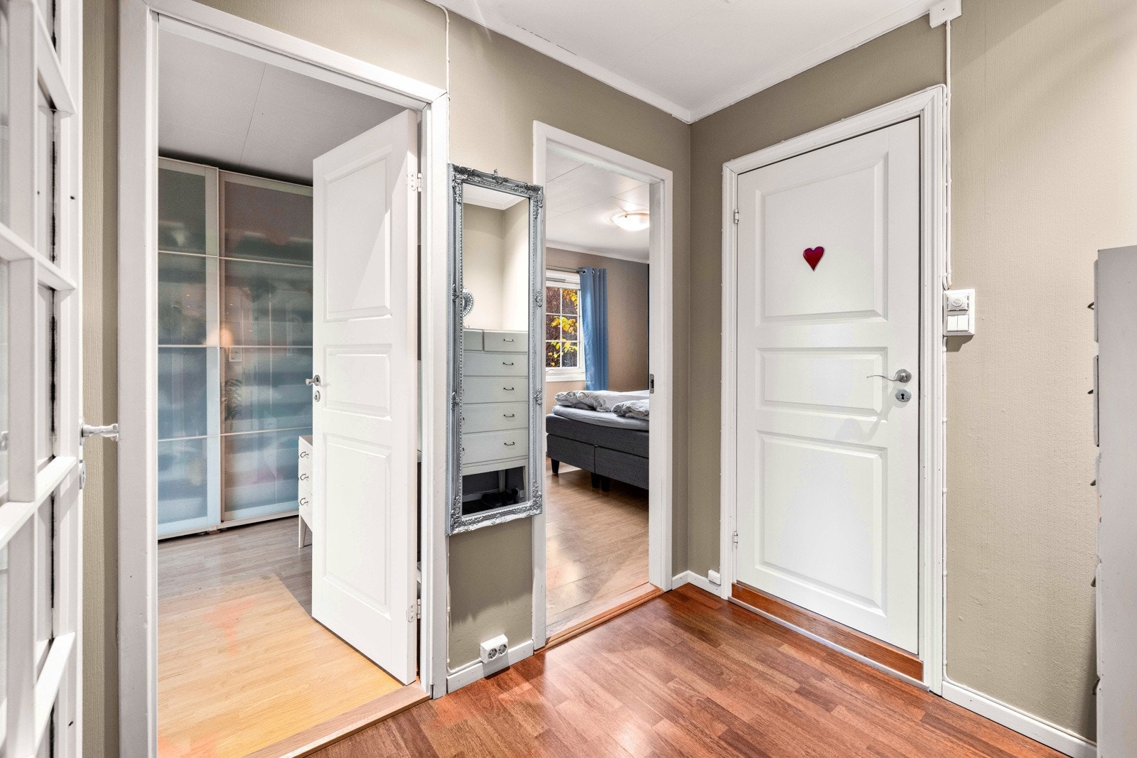 Boligen har totalt 4 soverom fordelt på etasjene. Galleribilde