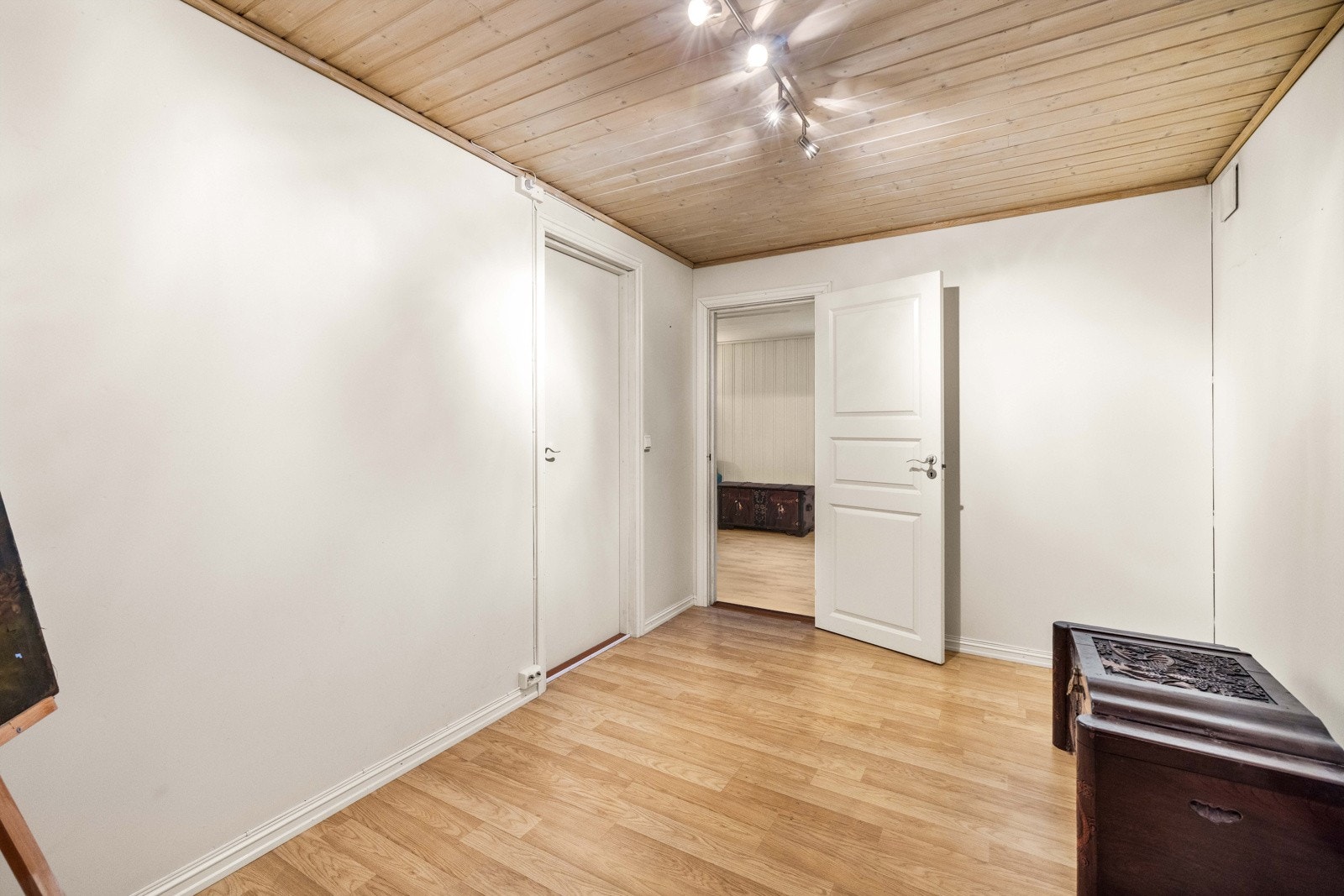 Innredet rom med tilliggende bod. Galleribilde