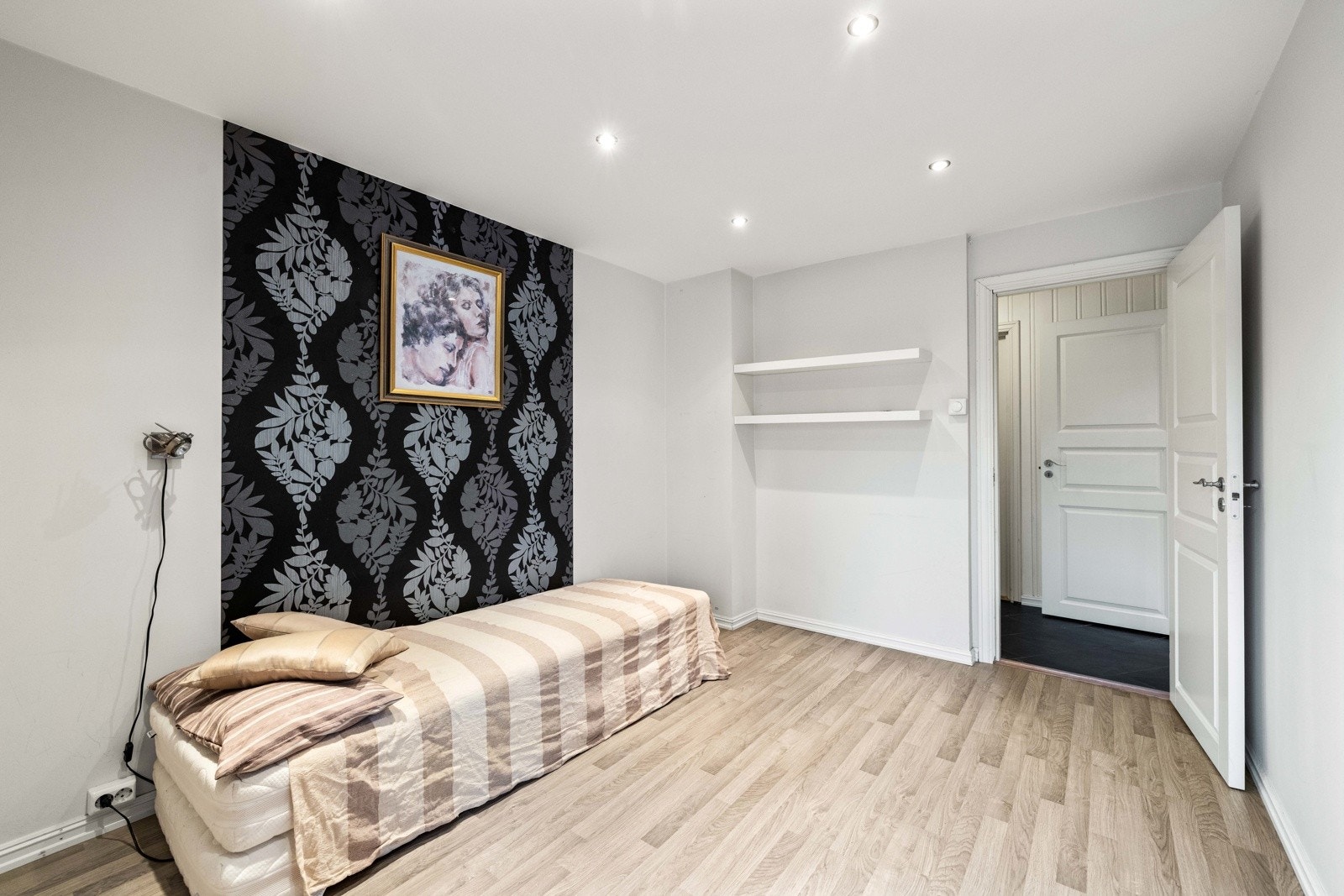 Begge rommene i u.etg er lyse og innbydende, med downlightsbelysning i taket. Galleribilde