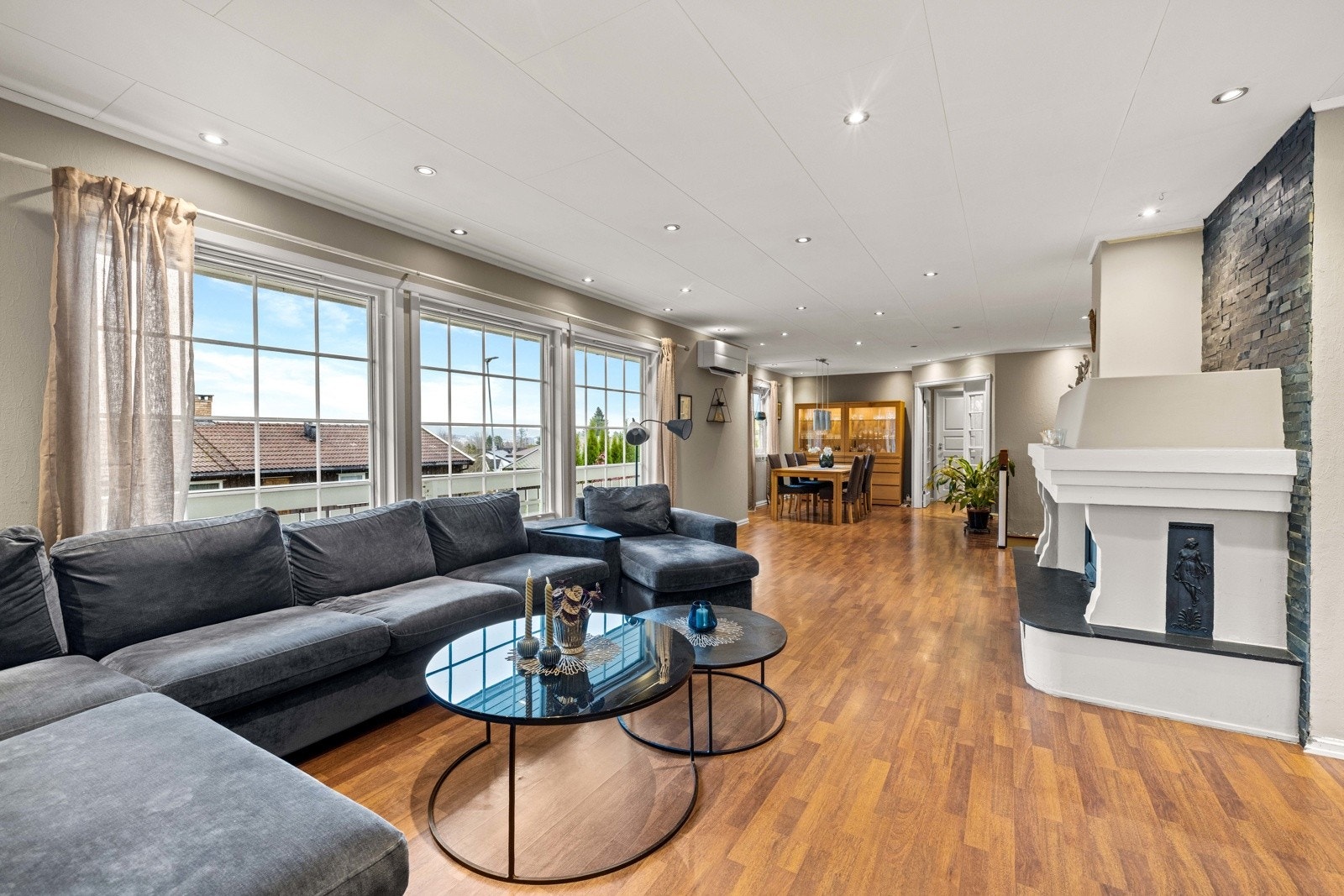 Innholdsrik enebolig over to plan, med vestvendt terrasse, integrert garasje og stor tomt. Galleribilde