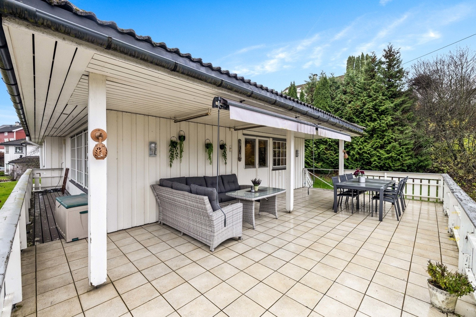 48 kvm terrasse med flisalgt dekke, terrassevarmer og markise. Galleribilde