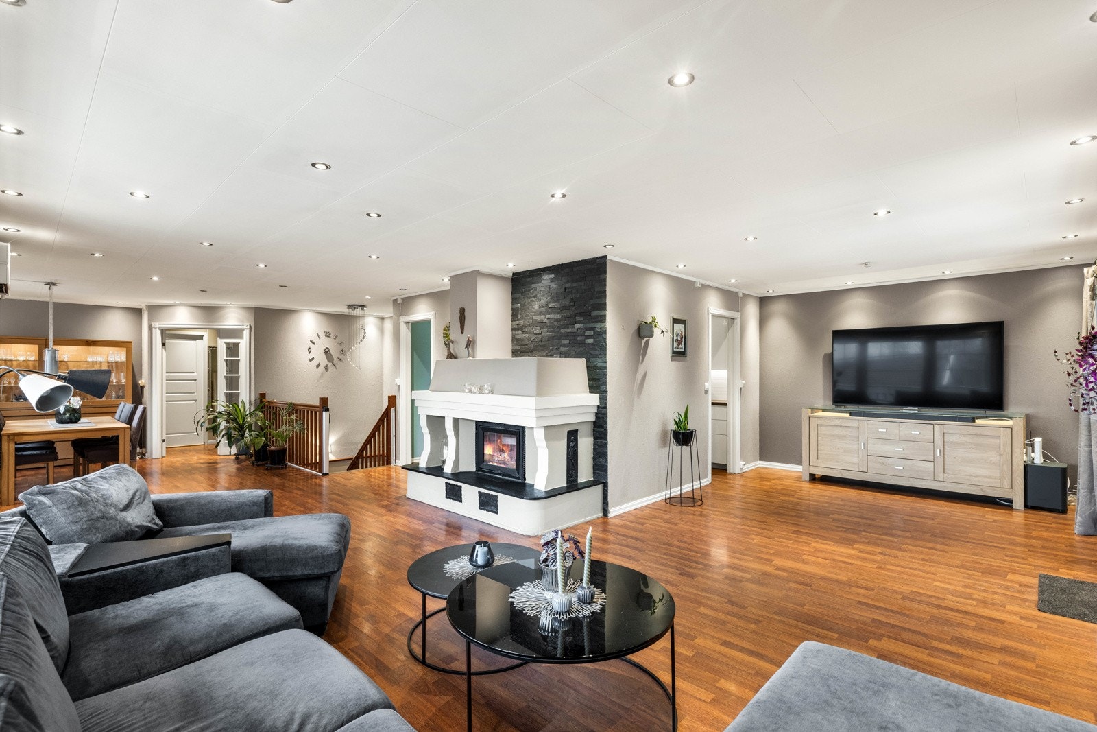 Stuen har mulighet for flere soner med sofagruppe og tv, samt langbord for sosiale sammenkomster. Galleribilde