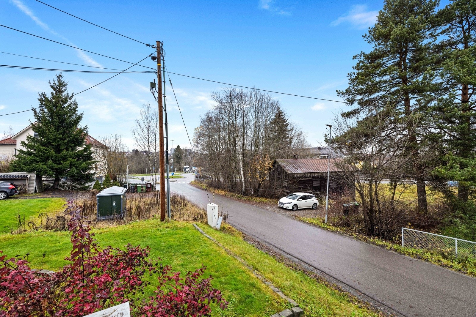 Boligen ligger i et rolig og familietilpasset nabolag, med kort vei til skole, barnehage og sentrum i både Lillestrøm og Strømmen. Galleribilde