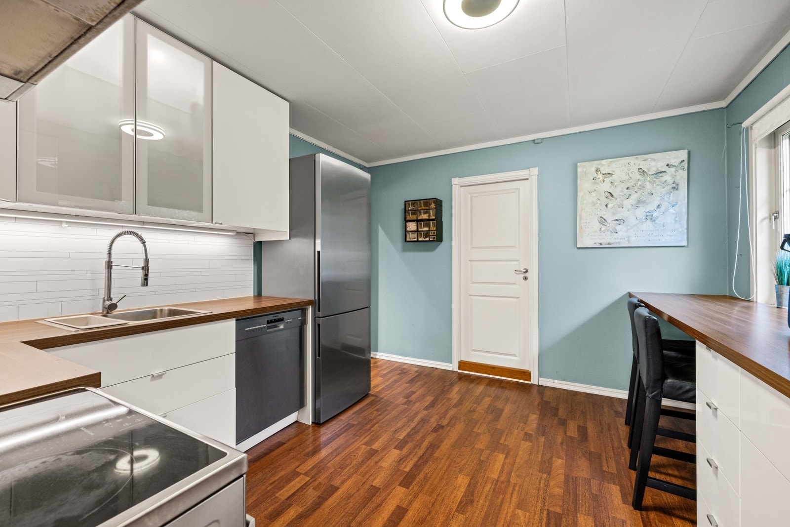 Kjøkkenet har god skap -og benkeplass. Galleribilde