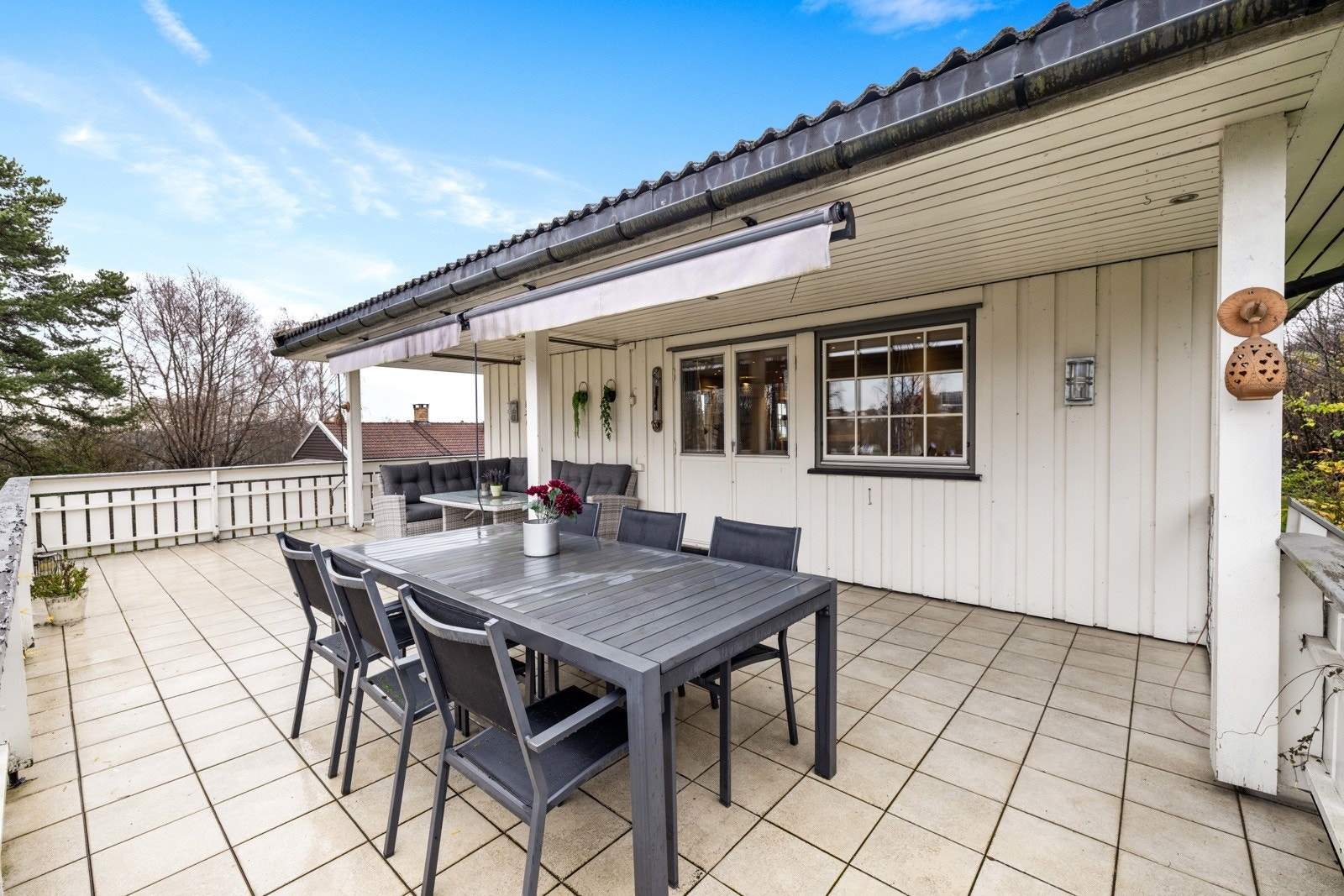 Terrassen er vestvendt og har gode solforhold fra ettermiddag til kveld på sommerstid. Galleribilde