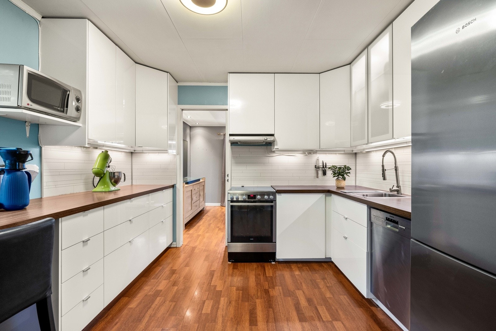 Gjennomgående kjøkken med Ikea innredning fra 2017. Galleribilde