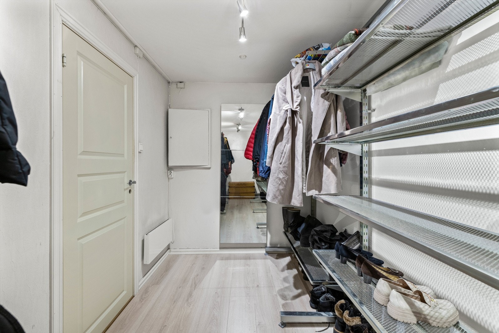 Omkledningsrom og bod med masse lagringsmuligheter. Galleribilde