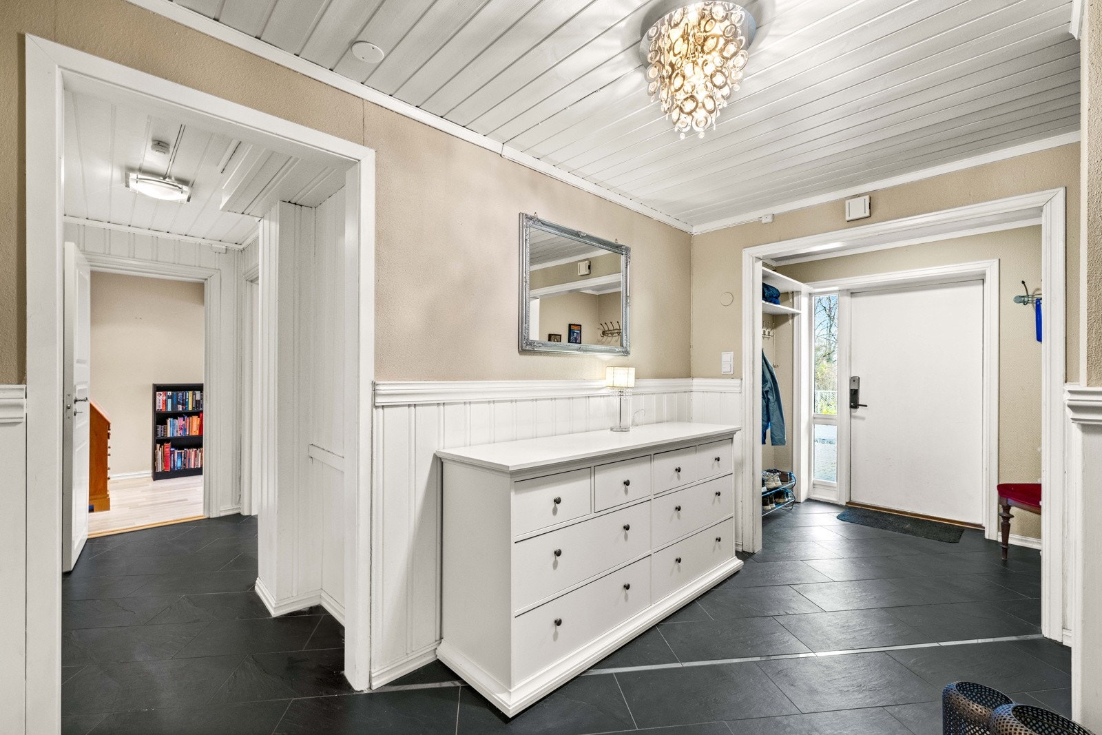 Stor hall med flisalgt gulv og god plass til oppbevaring. Galleribilde