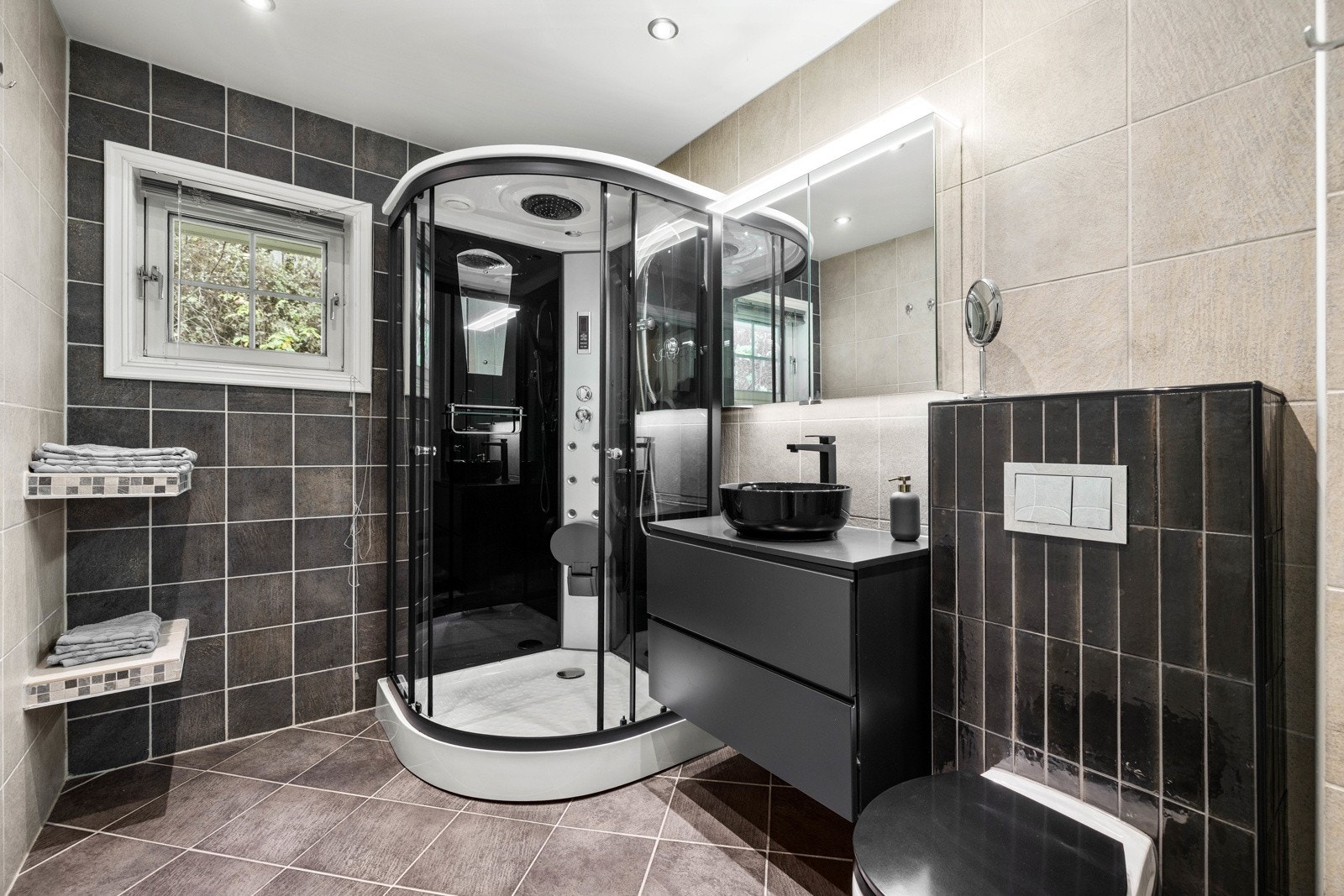 Flisalgt bad med nyere innredning. Galleribilde