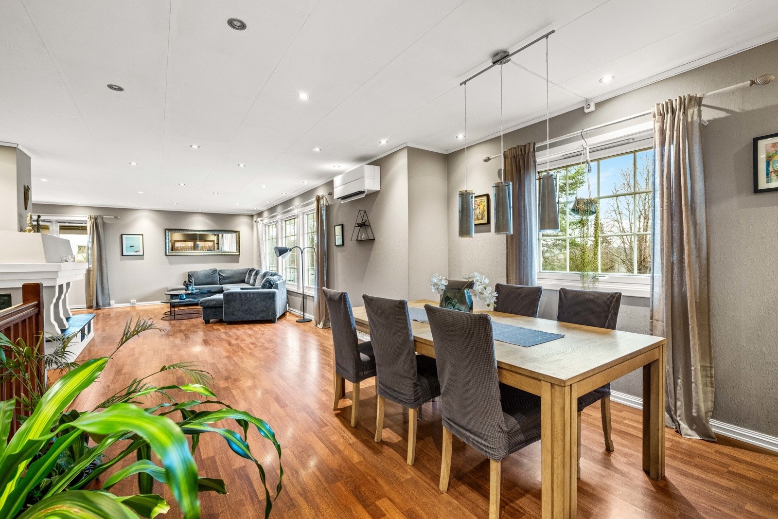 Boligen har et stort og lyst oppholdsrom med videre utgang til terrassen. Galleribilde