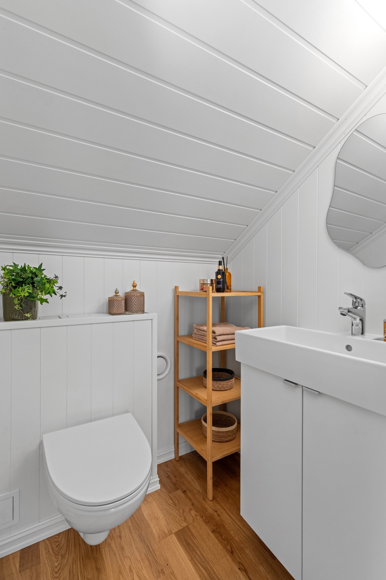 Gjestetoalett med adkomst fra trappegangen Galleribilde